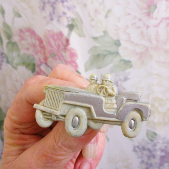 WWII MILITARY Home Front Jeep Soldiers Brooch ~ VINTAGE Military Jeep Book Piece - Picture 9 of 16